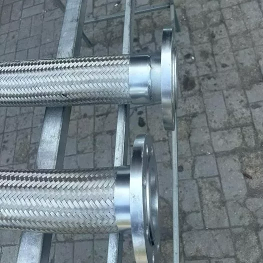 Hullámos, rugalmas fémtömlő